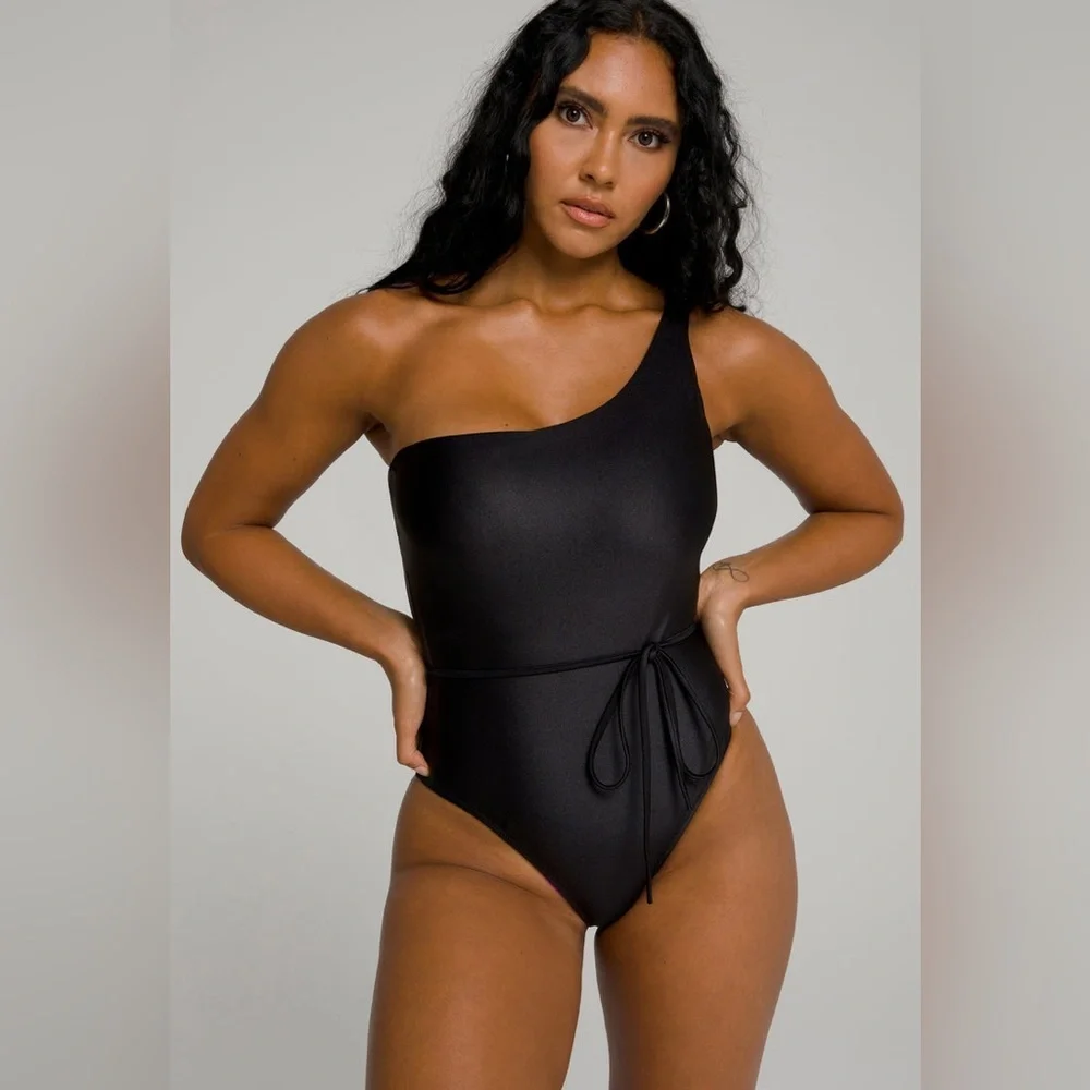 Good American Hot‎ One Shoulder Black One Piece Bodysuit Swimsuit Size 7/L NWT